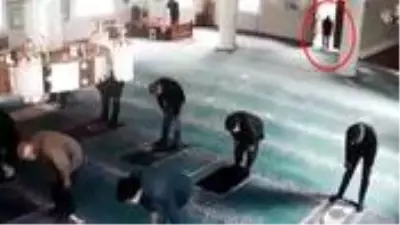 Cemaat sosyal mesafe kuralına uygun namaz kılarken, hırsız imamın telefonunu çaldı Cemaat sosyal mesafe kuralına uygun namaz kılarken, hırsız imamın telefonunu çaldı