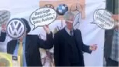 Çevreciler, otomobil şirketlerine teşvik planını protesto etti Çevreciler, otomobil şirketlerine teşvik planını protesto etti