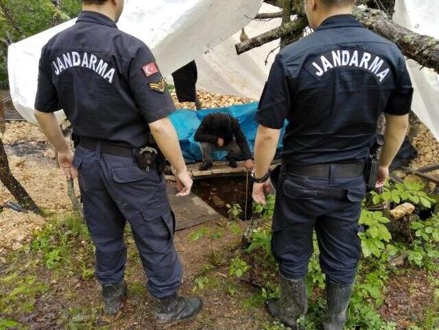 Define avcıları 2 aydır kazdıkları 35 metrelik tünelde yakalandı Define avcıları 2 aydır kazdıkları 35 metrelik tünelde yakalandı
