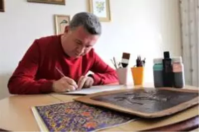 Deriyi özel teknikle yakıp, hat ve tezhip tabloları yapıyor Deriyi özel teknikle yakıp, hat ve tezhip tabloları yapıyor