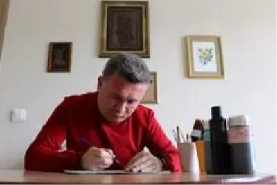 Deriyi özel teknikle yakıp, hat ve tezhip tabloları yapıyor Deriyi özel teknikle yakıp, hat ve tezhip tabloları yapıyor