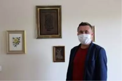 Deriyi özel teknikle yakıp, hat ve tezhip tabloları yapıyor Deriyi özel teknikle yakıp, hat ve tezhip tabloları yapıyor