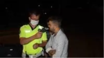 Ehliyetsiz drift atan 18 yaş altı alkollü gence, bindiği aracın fiyatından daha fazla ceza kesildi Ehliyetsiz drift atan 18 yaş altı alkollü gence, bindiği aracın fiyatından daha fazla ceza kesildi