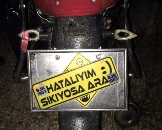 Ehliyetsiz sürücü arkasına 'Hatalıyım sıkıyorsa ara' yazdığı motosikletiyle kaza yaptı Ehliyetsiz sürücü arkasına 'Hatalıyım sıkıyorsa ara' yazdığı motosikletiyle kaza yaptı