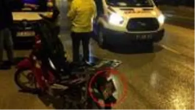 Ehliyetsiz sürücü arkasına 'Hatalıyım sıkıyorsa ara' yazdığı motosikletiyle kaza yaptı Ehliyetsiz sürücü arkasına 'Hatalıyım sıkıyorsa ara' yazdığı motosikletiyle kaza yaptı