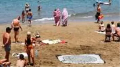 İki gündür koronavirüs kaynaklı ölümün yaşanmadığı İspanya'da halk, plajlara akın etti İki gündür koronavirüs kaynaklı ölümün yaşanmadığı İspanya'da halk, plajlara akın etti