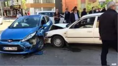 İki otomobil birbirine girdi, kazaya karışan sürücü olay yerinden kaçtı İki otomobil birbirine girdi, kazaya karışan sürücü olay yerinden kaçtı