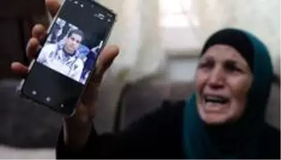 İsrail polisinin öldürdüğü otizmli Filistinli Iyad Halaq'ın cenazesine yüzlerce kişi katıldı:... İsrail polisinin öldürdüğü otizmli Filistinli Iyad Halaq'ın cenazesine yüzlerce kişi katıldı:...