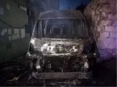 İzmir'de kundaklandığı ileri sürülen servis minibüsü yanarak küle döndü İzmir'de kundaklandığı ileri sürülen servis minibüsü yanarak küle döndü