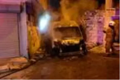 İzmir'de park halindeki minibüsün kundaklandığı iddiası İzmir'de park halindeki minibüsün kundaklandığı iddiası