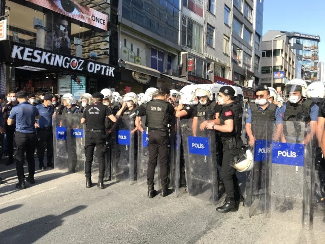 Kadıköy'de ABD'deki protestolara destek vermek isteyen gruba polis müdahale etti çok sayıda gözaltı var