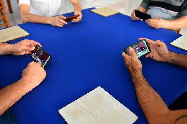 Kahvehanede cep telefonlarıyla okey oynayan vatandaşlar taş çalamamaktan yakındı Kahvehanede cep telefonlarıyla okey oynayan vatandaşlar taş çalamamaktan yakındı