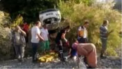 Kamyonet ve cip kafa kafaya çarpıştı! Araçlardan fırlayan yolcular çaya uçtu