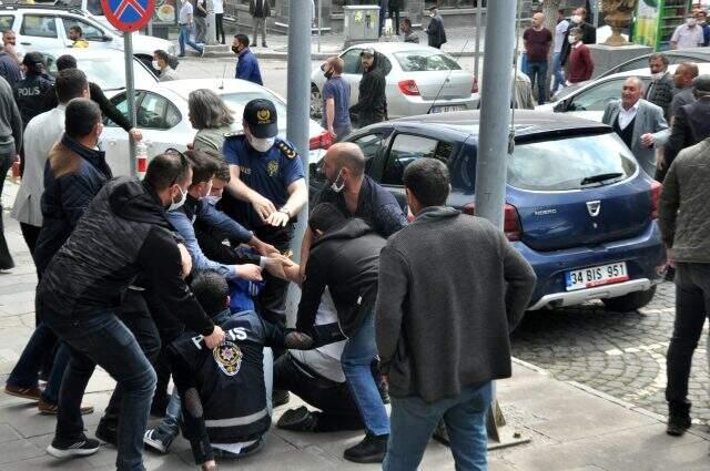Kars'ta ihale gerginliği! Belediye önünde toplanan dolmuşçular 'Kayyum kayyum' sloganları attı Kars'ta ihale gerginliği! Belediye önünde toplanan dolmuşçular 'Kayyum kayyum' sloganları attı
