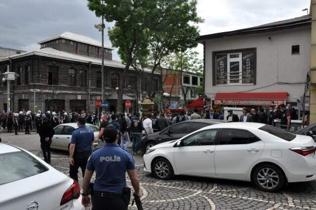 Kars'ta ihale gerginliği! Belediye önünde toplanan dolmuşçular 'Kayyum kayyum' sloganları attı Kars'ta ihale gerginliği! Belediye önünde toplanan dolmuşçular 'Kayyum kayyum' sloganları attı