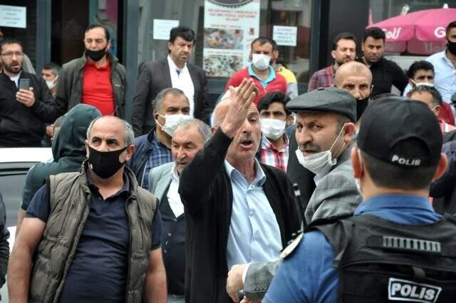 Kars'ta ihale gerginliği! Belediye önünde toplanan dolmuşçular 'Kayyum kayyum' sloganları attı Kars'ta ihale gerginliği! Belediye önünde toplanan dolmuşçular 'Kayyum kayyum' sloganları attı