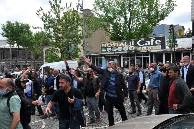 Kars'ta ihale gerginliği! Belediye önünde toplanan dolmuşçular 'Kayyum kayyum' sloganları attı Kars'ta ihale gerginliği! Belediye önünde toplanan dolmuşçular 'Kayyum kayyum' sloganları attı