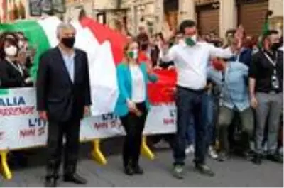 Koronavirüs: İtalya'da sağ muhalefetin organize ettiği protesto gösterisinde maskeler indi, sosyal...