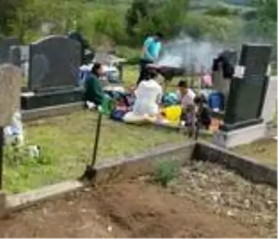 Mezarlıkta çekilen mangal fotoğrafıyla Almanya'da yaşayan Türkleri hedef gösterdiler Mezarlıkta çekilen mangal fotoğrafıyla Almanya'da yaşayan Türkleri hedef gösterdiler