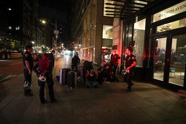 New York savaş alanına döndü! Yağmalamalar sırasında nedeniyle 700 kişi gözaltına alındı New York savaş alanına döndü! Yağmalamalar sırasında nedeniyle 700 kişi gözaltına alındı