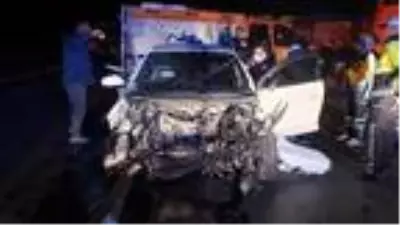 Otomobil, park halindeki kamyonete çarptı: 3 yaralı Otomobil, park halindeki kamyonete çarptı: 3 yaralı