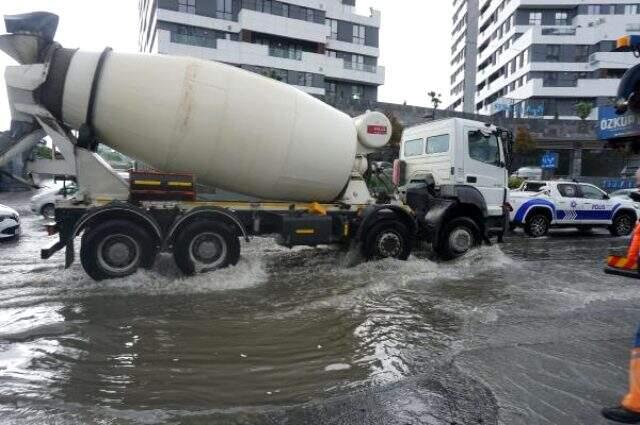 Sağanak yağış sonrası İstanbul'un bazı caddeleri dereye döndü Sağanak yağış sonrası İstanbul'un bazı caddeleri dereye döndü