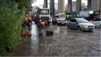 Sağanak yağış sonrası İstanbul'un bazı caddeleri dereye döndü Sağanak yağış sonrası İstanbul'un bazı caddeleri dereye döndü