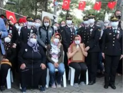 Şehit eşinin fotoğrafını bir an olsun elinden bırakmadı Şehit eşinin fotoğrafını bir an olsun elinden bırakmadı