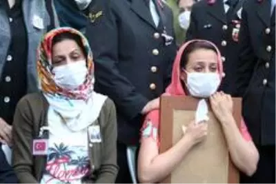 Şehit eşinin fotoğrafını bir an olsun elinden bırakmadı Şehit eşinin fotoğrafını bir an olsun elinden bırakmadı