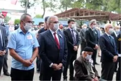 Şehit eşinin fotoğrafını bir an olsun elinden bırakmadı Şehit eşinin fotoğrafını bir an olsun elinden bırakmadı