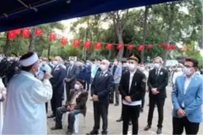 Şehit eşinin fotoğrafını bir an olsun elinden bırakmadı Şehit eşinin fotoğrafını bir an olsun elinden bırakmadı
