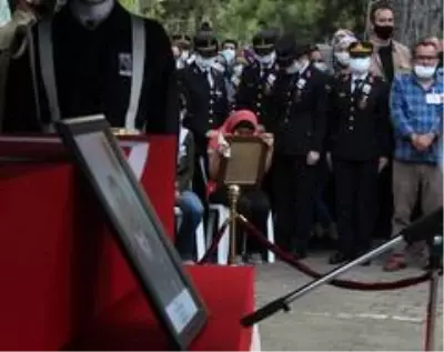 Şehit eşinin fotoğrafını bir an olsun elinden bırakmadı Şehit eşinin fotoğrafını bir an olsun elinden bırakmadı