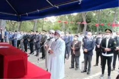 Şehit eşinin fotoğrafını bir an olsun elinden bırakmadı Şehit eşinin fotoğrafını bir an olsun elinden bırakmadı