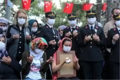 Şehit eşinin fotoğrafını bir an olsun elinden bırakmadı Şehit eşinin fotoğrafını bir an olsun elinden bırakmadı