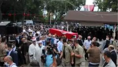 Şehit eşinin fotoğrafını bir an olsun elinden bırakmadı Şehit eşinin fotoğrafını bir an olsun elinden bırakmadı