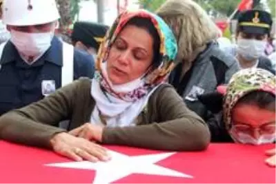 Şehit eşinin fotoğrafını bir an olsun elinden bırakmadı Şehit eşinin fotoğrafını bir an olsun elinden bırakmadı