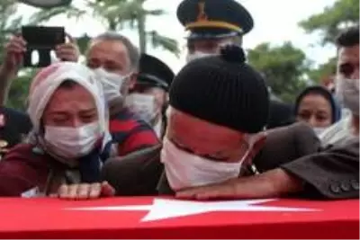 Şehit eşinin fotoğrafını bir an olsun elinden bırakmadı Şehit eşinin fotoğrafını bir an olsun elinden bırakmadı