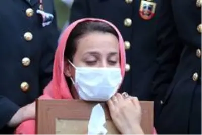 Şehit eşinin fotoğrafını bir an olsun elinden bırakmadı Şehit eşinin fotoğrafını bir an olsun elinden bırakmadı