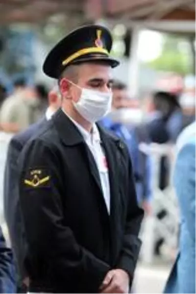 Şehit eşinin fotoğrafını bir an olsun elinden bırakmadı Şehit eşinin fotoğrafını bir an olsun elinden bırakmadı