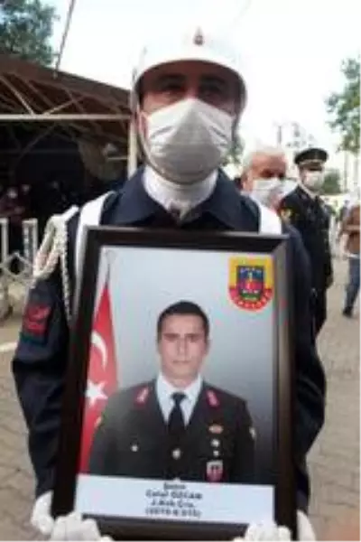 Şehit eşinin fotoğrafını bir an olsun elinden bırakmadı Şehit eşinin fotoğrafını bir an olsun elinden bırakmadı