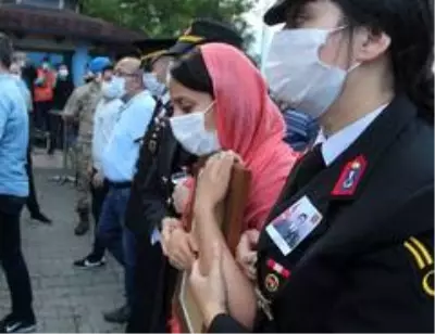 Şehit eşinin fotoğrafını bir an olsun elinden bırakmadı Şehit eşinin fotoğrafını bir an olsun elinden bırakmadı
