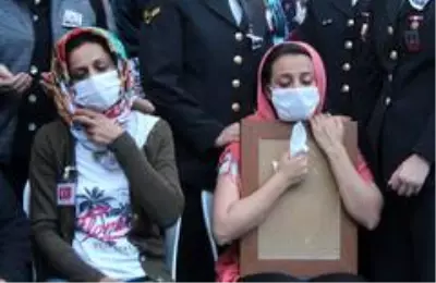 Şehit eşinin fotoğrafını bir an olsun elinden bırakmadı Şehit eşinin fotoğrafını bir an olsun elinden bırakmadı