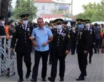 Şehit eşinin fotoğrafını bir an olsun elinden bırakmadı Şehit eşinin fotoğrafını bir an olsun elinden bırakmadı