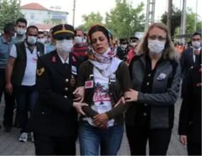 Şehit eşinin fotoğrafını bir an olsun elinden bırakmadı Şehit eşinin fotoğrafını bir an olsun elinden bırakmadı