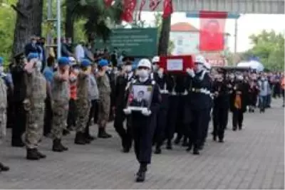 Şehit eşinin fotoğrafını bir an olsun elinden bırakmadı Şehit eşinin fotoğrafını bir an olsun elinden bırakmadı