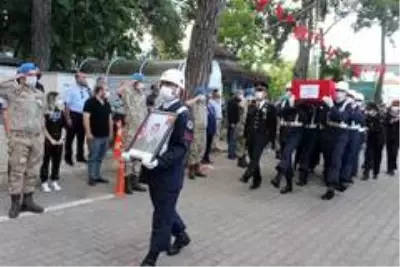 Şehit eşinin fotoğrafını bir an olsun elinden bırakmadı Şehit eşinin fotoğrafını bir an olsun elinden bırakmadı