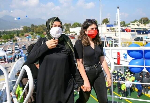 Şehit polis memuru Fethi Sekin'in isminin verildiği feribot İzmir'de denize indirildi Şehit polis memuru Fethi Sekin'in isminin verildiği feribot İzmir'de denize indirildi