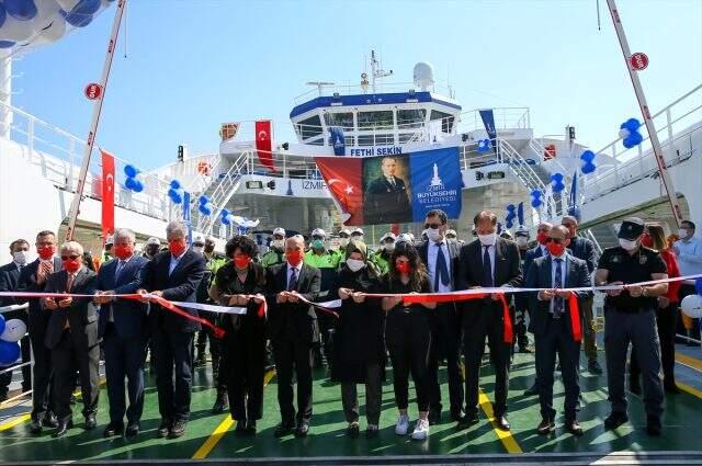 Şehit polis memuru Fethi Sekin'in isminin verildiği feribot İzmir'de denize indirildi Şehit polis memuru Fethi Sekin'in isminin verildiği feribot İzmir'de denize indirildi