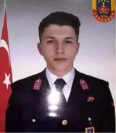 Şehit Uzman Çavuş, şehit olan kuzeninin mezarının yanına defnedildi