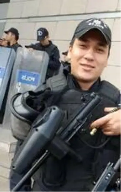 Şehit Uzman Çavuş, şehit olan kuzeninin mezarının yanına defnedildi Şehit Uzman Çavuş, şehit olan kuzeninin mezarının yanına defnedildi